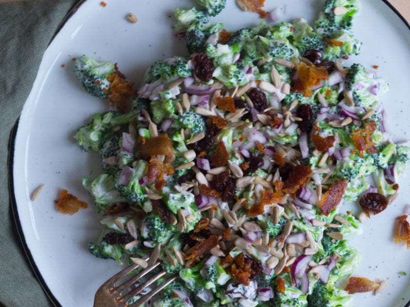 Broccolisalat med sprød bacon