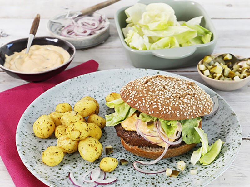 Billede af måltid med burger og kartofler fra Sundtakeaway